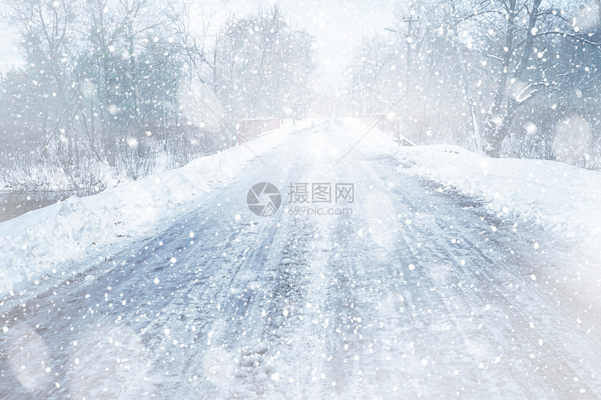 暴风雪期间美丽的乡村道路图片