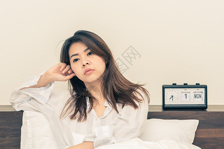 早醒来的亚洲女人睡不着或失图片