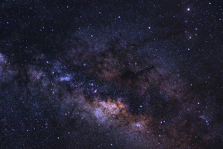 银河星系与宇宙中的恒星和空间尘埃的近距离密闭图片