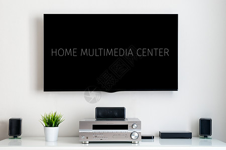 家庭多媒体电视中心白色墙上的智能电视桌面上的声波图片