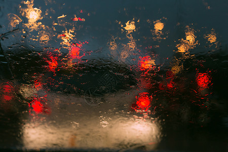 晚上在市区街上暴雨的白天堵塞交通图片