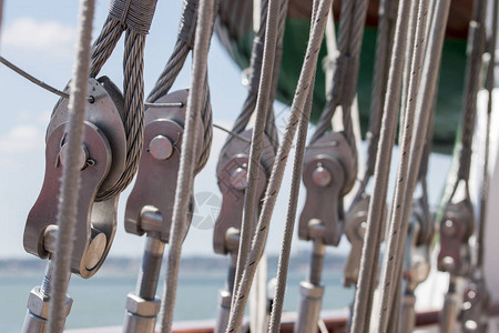 一艘高大帆船上几根钢缆的特写视图图片
