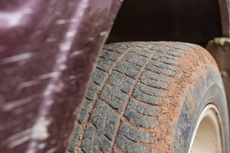 车轮上带泥的车辆汽车轮胎拾取器图片