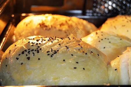 用香草面包在烤箱里烤的面包图片