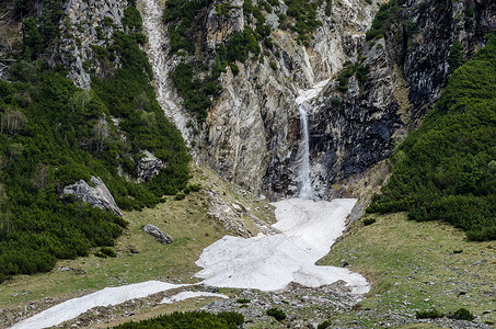 春天的山瀑布和雪图片