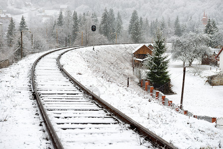 雪中的铁路空荡的铁轨的冬季景观图片