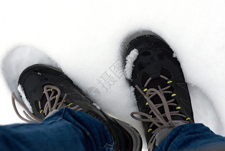 雪地里穿鞋的脚图片