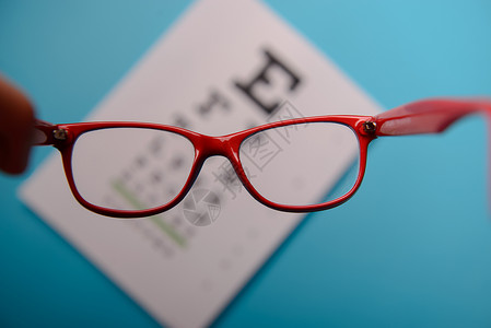 眼镜放在斯内伦测试图上的特写视图图片