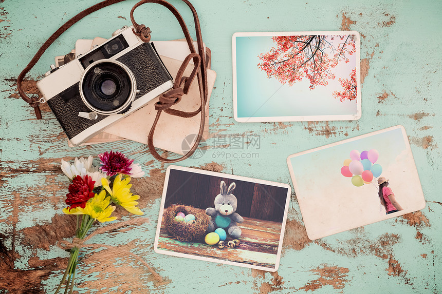 纪念和怀念春天快乐复活节在木桌上的相册老式相机的即时照片复图片