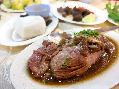 包子炖猪腿云南传统食品图片