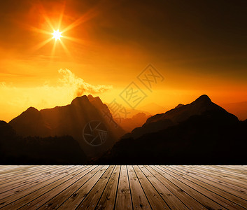 木板与山上美丽的风景日出图片