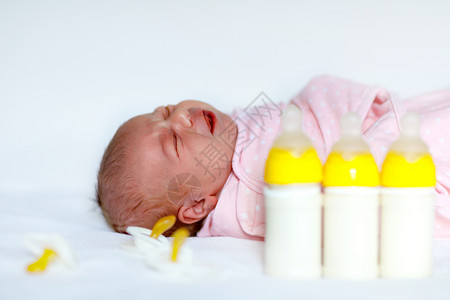 带着奶瓶和奶嘴婴儿配方奶粉新出生的孩子图片