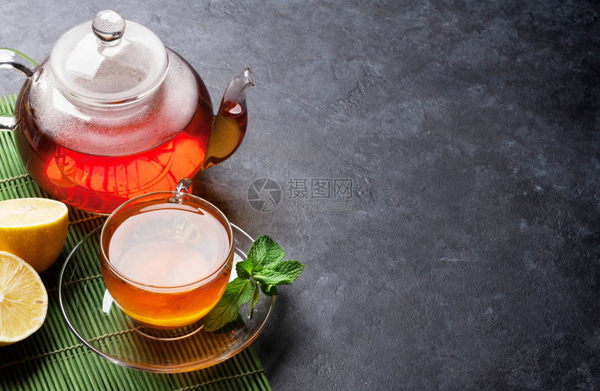 茶杯茶壶和石桌上的柠檬切片视图片