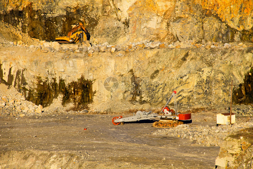 花岗岩采石场矿产资源的提取图片
