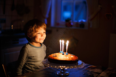 快乐的小男孩庆祝他的生日图片