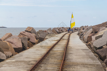 Vagoneta在防波堤上跨过铁路背图片