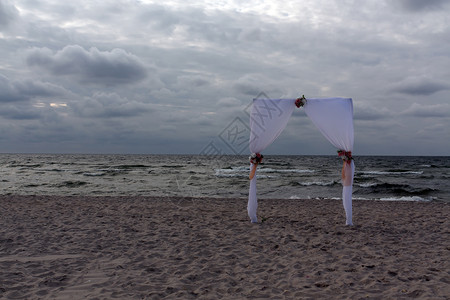 海滨的婚礼拱门图片