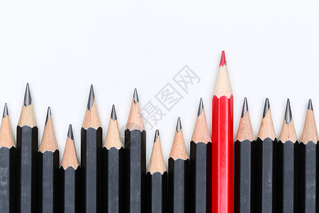 红色铅笔在白色背景上从大量相同的黑中脱颖而出领导力独特独立主动战略异议不同的想法背景图片