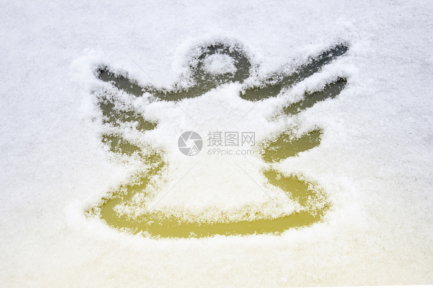 用太阳耀斑在雪覆盖的玻图片