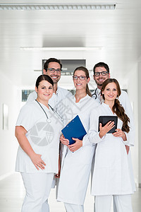 站在医院走廊的医生团队图片