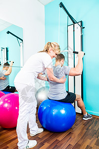 物理治疗患者与运动康复治疗师一起图片