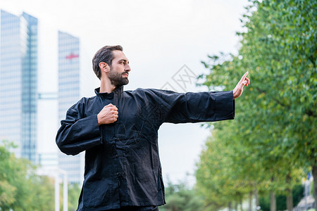 武术运动员在城市练习空手道图片