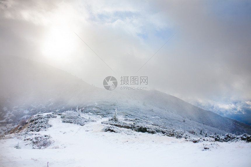 山上的冬天风景云中的山岳山上的雾色图片