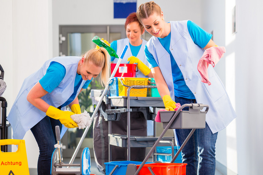 商业清洁工一起工作有3名妇