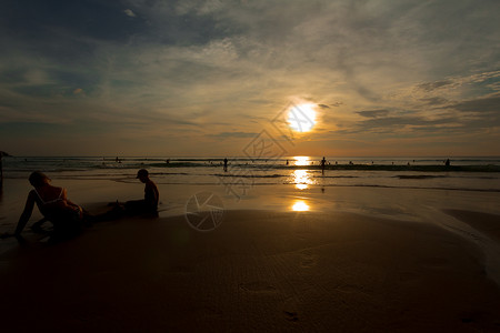 泰国普吉岛卡伦海滩日落前夕图片