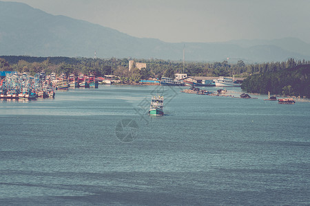 渔船出海捕鱼渔民是泰国海滨城市一直很流行的职业图片