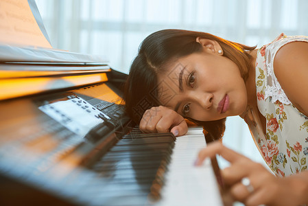 美丽的越南女人仰着钢背景图片