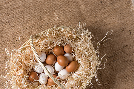 复活节时最美的白鸡蛋和棕鸡蛋在篮背景图片