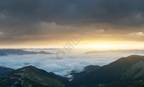 日出时的山区全景夏季美丽的自然图片