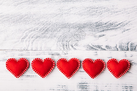五颗红心在白色仿古木制背景上感觉到平躺情人节概念图片