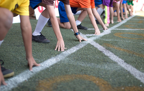 学生男孩准备在学校运动日离开跑步比赛男孩的起点学背景图片