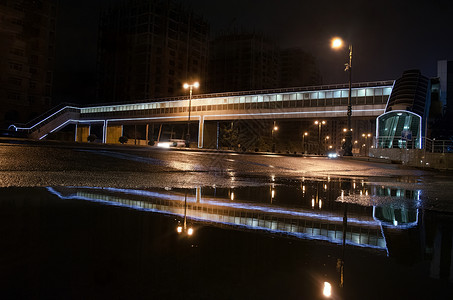 在巴库市的雨夜中图片