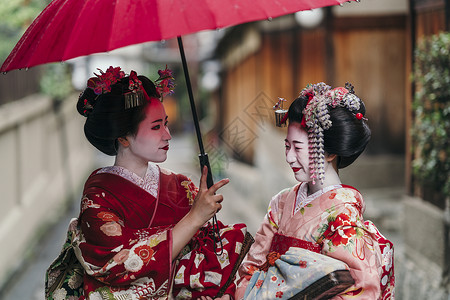 日本京都Gion街上行走的红雨伞艺妓Maiko图片