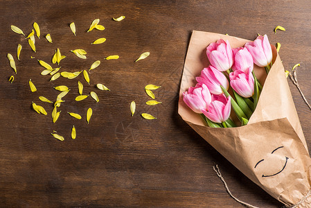 最美的粉红郁金香花束之景包在为母亲节假日礼物和黄色花图片