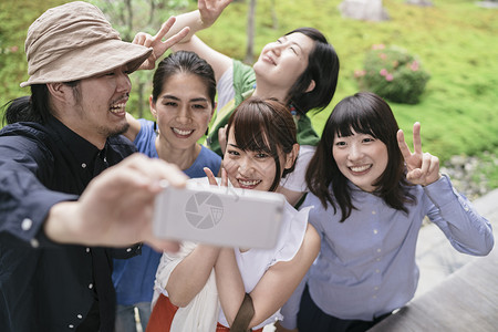 一群在公园集体拍照的日本朋友旅游者背景图片