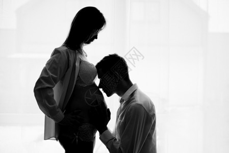 快乐的丈夫亲吻了怀孕妻子图片