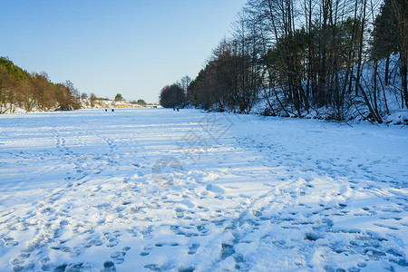 湖上美丽的冬季雪景图片