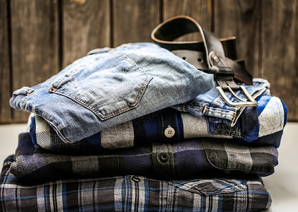 衣柜和腰带的男装衬衫木制背景牛仔裤时图片