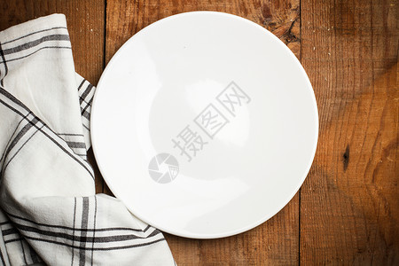 盘子和白色黑色餐巾图片