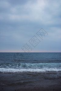 蓝色大海海天一线图片 海浪不断冲刷着海滩图片