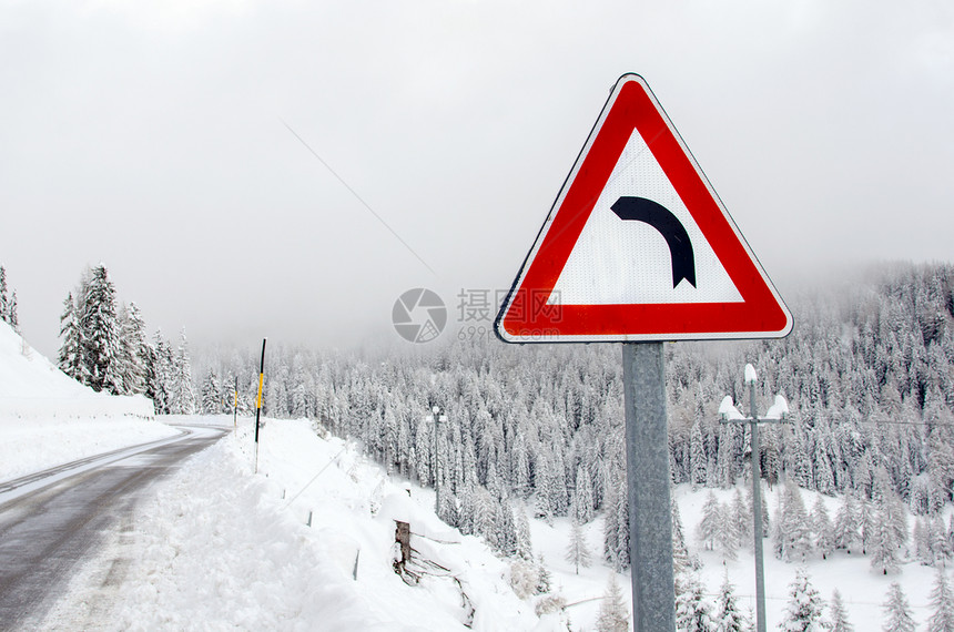 欧洲三角交通标志警告在雪雾背景下图片