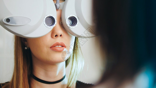 眼科诊所女用现代设备检查视力眼图片