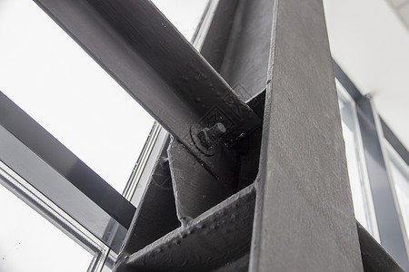 黑金属螺旋相互连接的建筑结构之图片