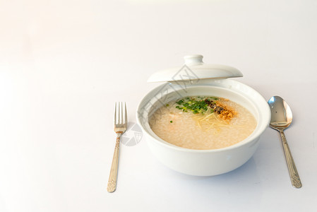 大米粥饭汁或猪肉鸡蛋切片姜和蔬菜汤图片