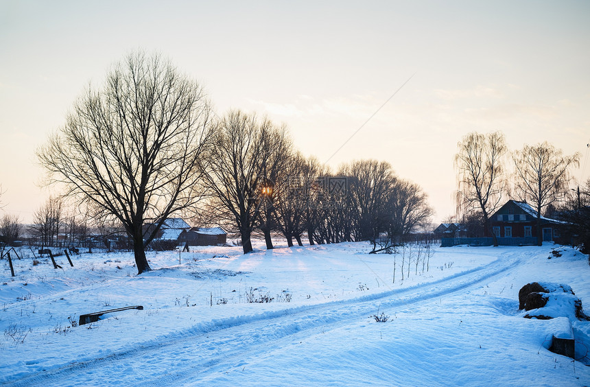 冬季农村风景雪流道路和树木图片
