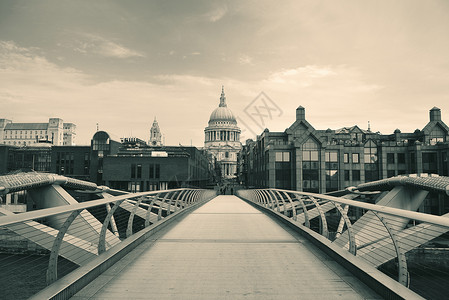 伦敦千年桥和圣保罗大图片